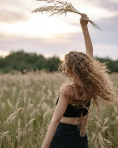 Une femme dans un champ, symbole de certaines douleurs qui prennent doucement un peu moins de place avec le temps.