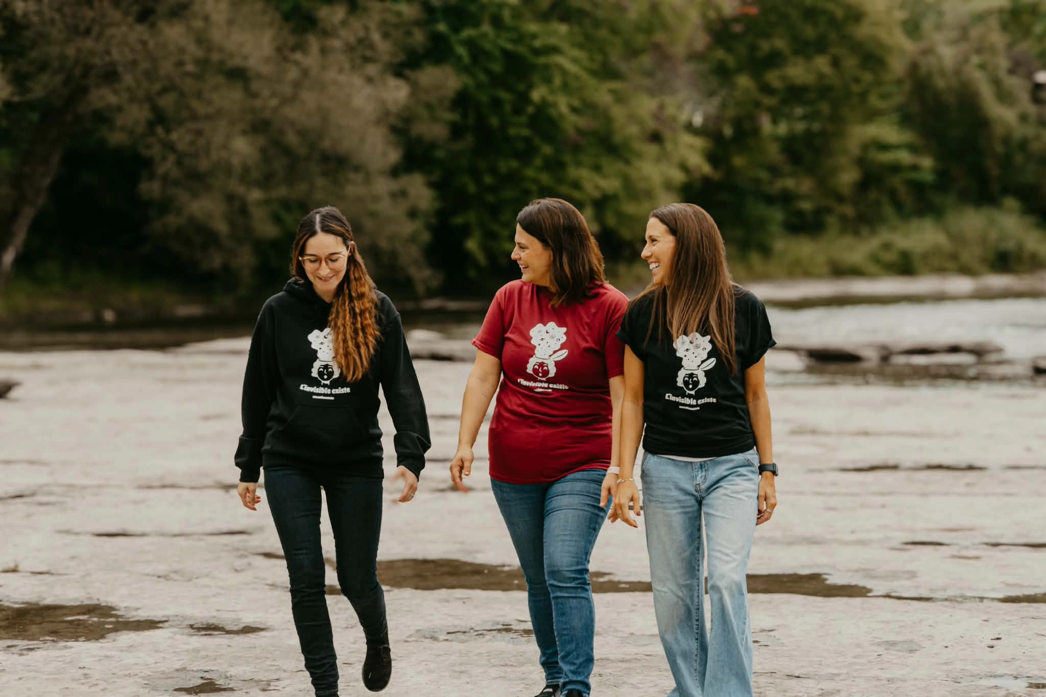 « L'invisible existe » - T-Shirt de la campagne de financement, Édition 2026 – Image 9