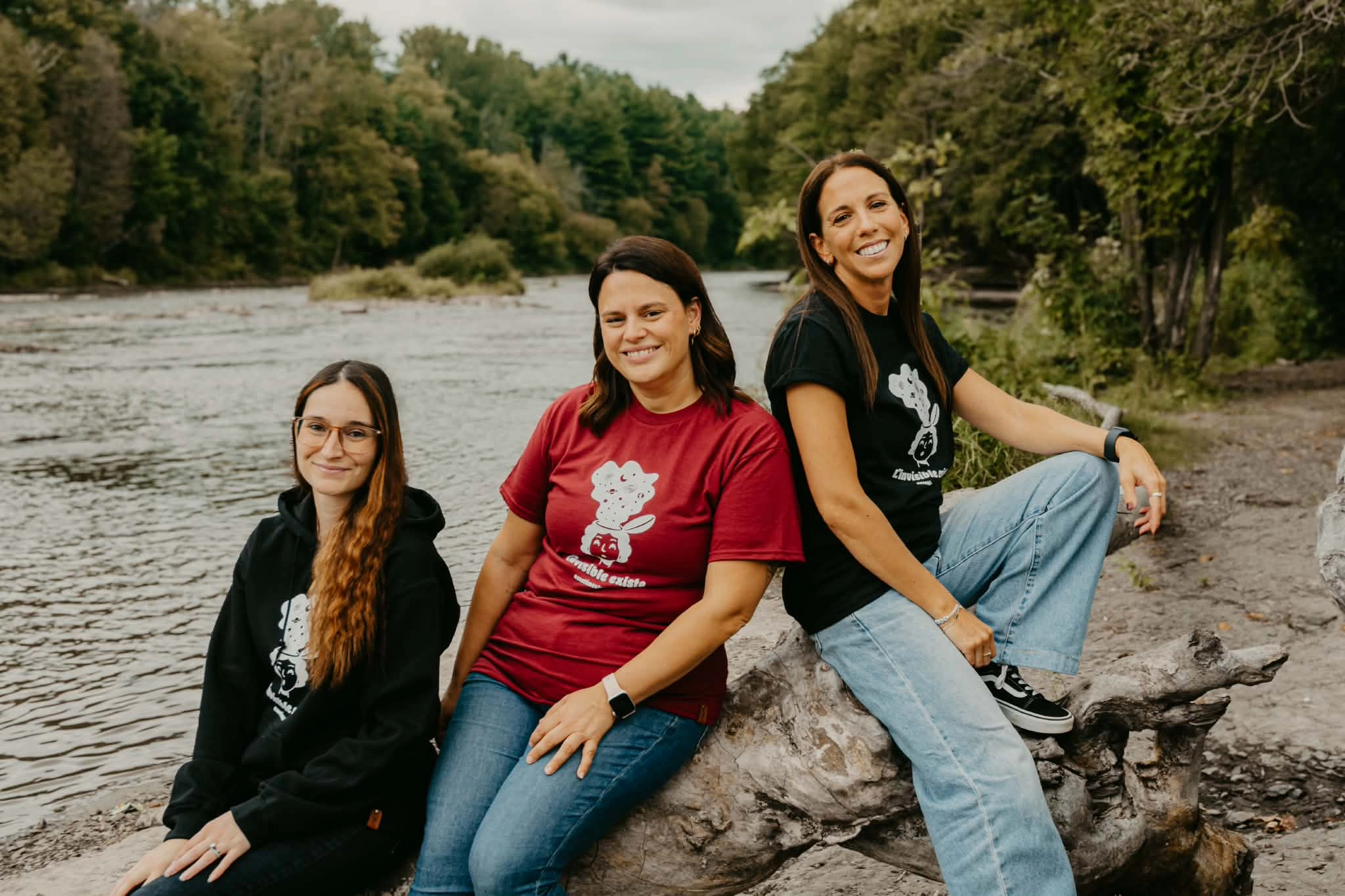 « L'invisible existe » - T-Shirt de la campagne de financement, Édition 2026 – Image 10